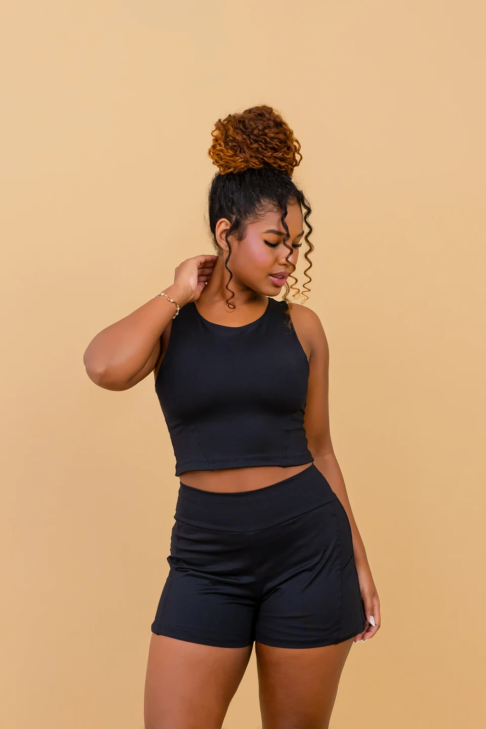 Modelo usando conjunto preto HOP Fitness