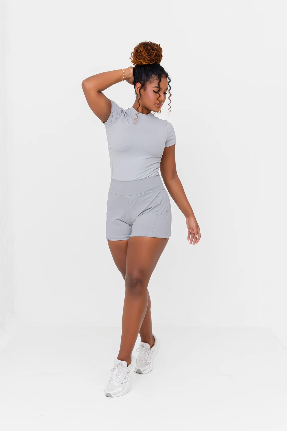 Modelo usando conjunto cinza HOP Fitness